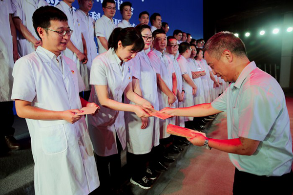 1597891656385435.png 綿陽機(jī)場為援鄂醫(yī)護(hù)人員捐贈戰(zhàn)疫英雄卡 踐行國企擔(dān)當(dāng)2.png